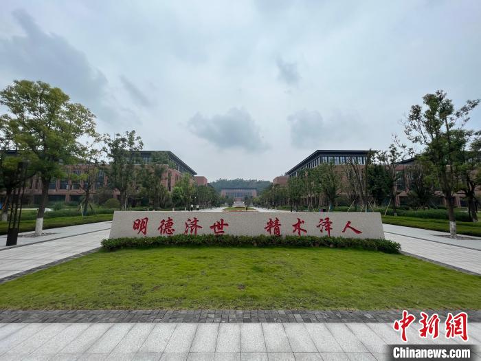 图为重庆中医药学院。　钟旖 摄