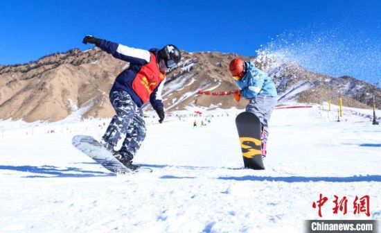 12月22日，甘肃张掖市，游客在祁连山国际滑雪场滑雪。王将 摄