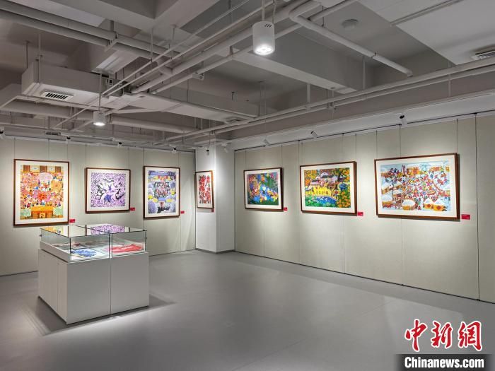 图为现场展出的农民画作品。　梅镱泷 摄