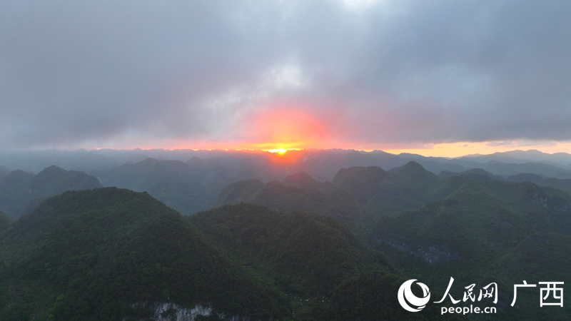 乐业高山落日。人民网 付华周摄